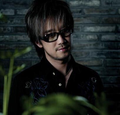 周傳雄：出道想“幹掉”張信哲，開公司血虧千萬，今淪落街頭賣唱