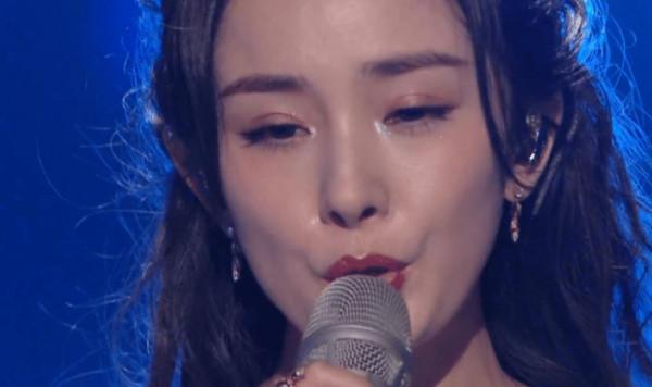 各大衛視跨年晚會頻繁翻車，陳偉霆跑調，周筆暢被楊冪帶跑調