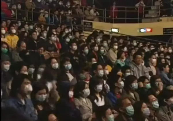 火到讓人願意在垃圾桶旁排隊，黃子華為何有資格成“香港男神”？