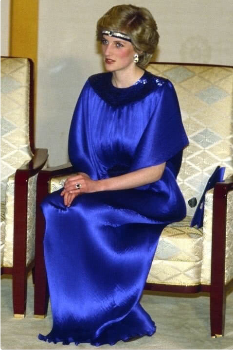 凱特又致敬戴安娜，選皇家藍出席重要場合，背影照氣質出眾又貴氣