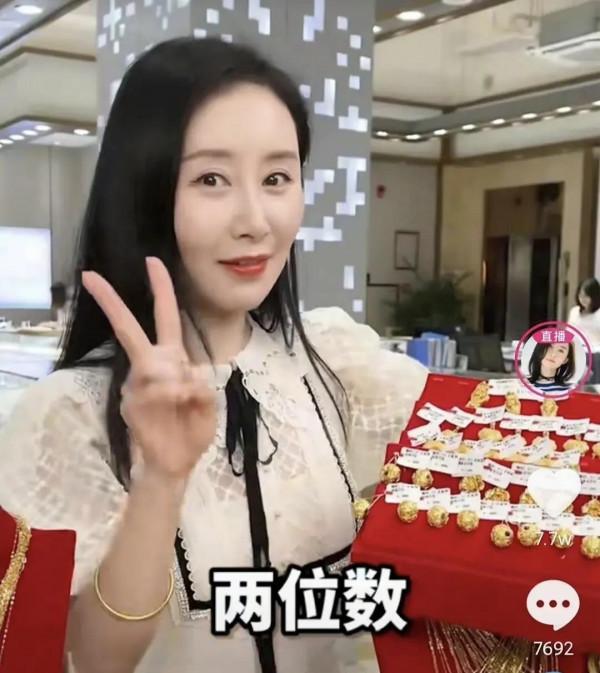 從演員轉行做主播，33歲舒暢帶貨排名位居榜首，她是怎麼做到的？