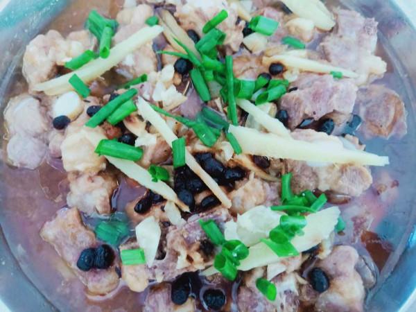 同事來家裡吃飯，做了四菜一湯招待，營養又美味，不剩菜拒絕浪費