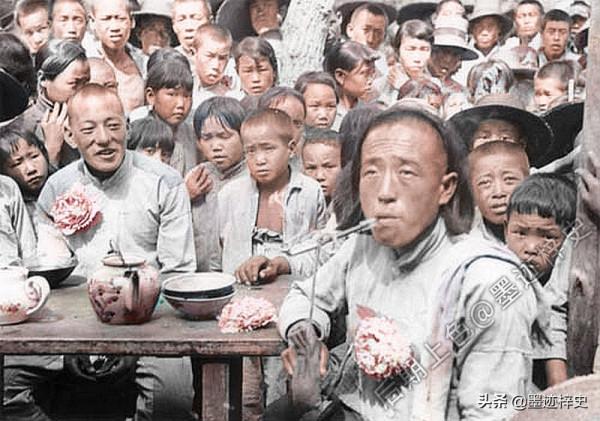 河北老照片：阜平姑娘送心上人上前線，淶源八路軍與日俘同桌吃飯