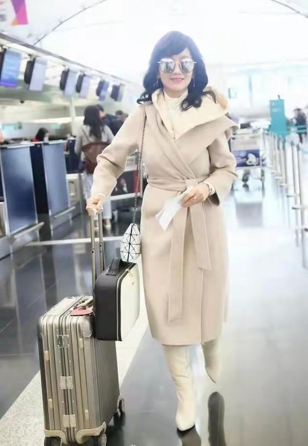 68歲的趙雅芝不顯老,搭配帥氣大衣好有氣質,烏黑長髮令人羨慕 68歲的趙雅芝不顯老,搭配帥氣大衣好有氣質,烏黑長髮令人羨慕