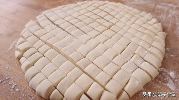 天冷了，就饞這道麵食，比麵條好吃，比餃子簡單，一大鍋吃不夠