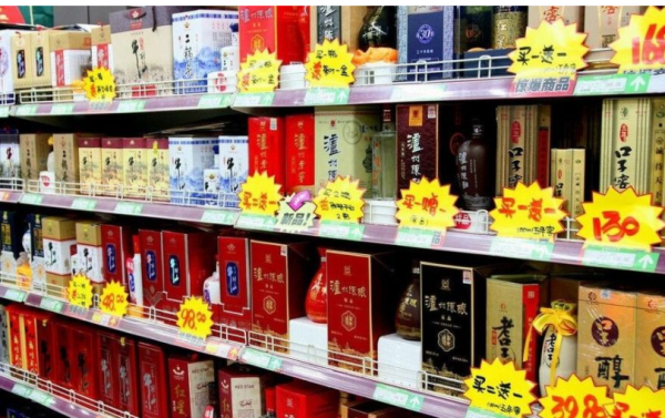 超市兩款“憋屈”酒,都是不新增1滴香精的好酒,卻因低價被嫌棄 超市兩款“憋屈”酒,都是不新增1滴香精的好酒,卻因低價被嫌棄