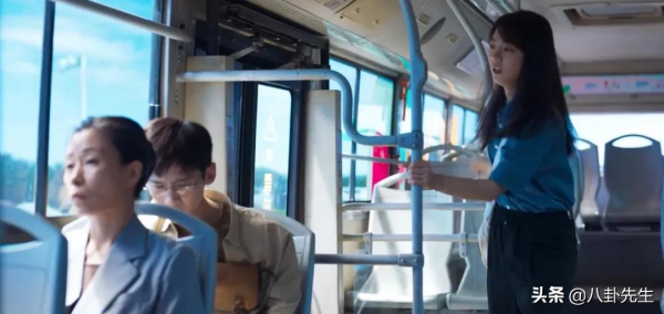 《開端》原來是這樣拍出來的？公交車外全是螢幕，為真實燒三輛車