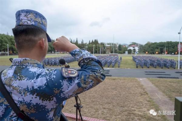 秋季入伍新兵，授槍