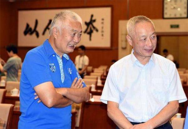 他是陳毅的小兒子，岳父是開國大將，辭去軍職下海經商，活到72歲