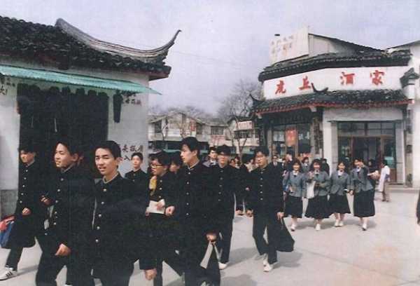 1988年，滬杭線兩列車正面相撞，27名日本學生遇難