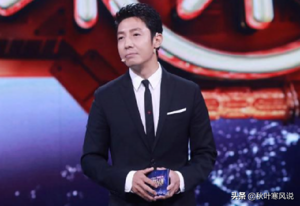 撒貝南一家四口遊玩，被人拍下曬出，那場面溫馨且唯美