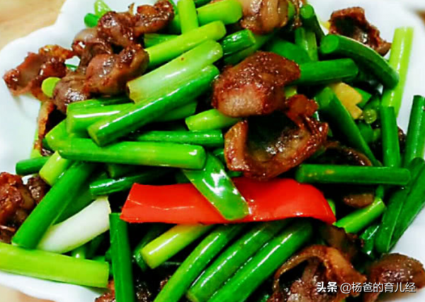 簡單好吃的蒜薹嫩牛片，鮮嫩營養又美味，孩子愛吃的輔食菜餚