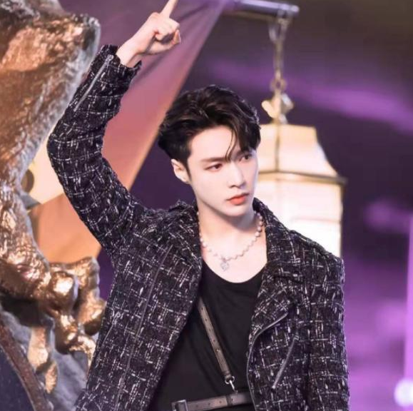 張藝興參加長江商學院面試，事業學習兩手抓，不愧是正能量的榜樣