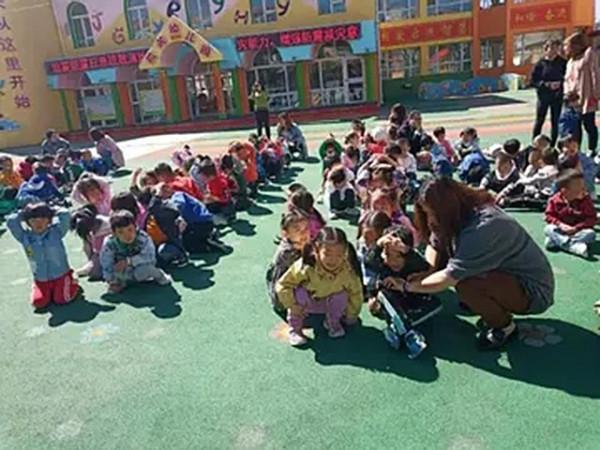 汶川地震時，一張西安“老師救娃”照感動眾人，他們相約5年一見