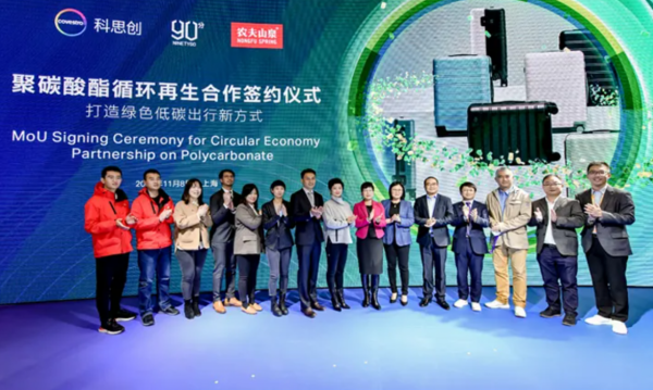 RIMOWA月球登機箱表面隕石坑密佈,樂高星球大戰豪華收藏系列將開售 | 一週享樂指南 RIMOWA月球登機箱表面隕石坑密佈,樂高星球大戰豪華收藏系列將開售 | 一週享樂指南