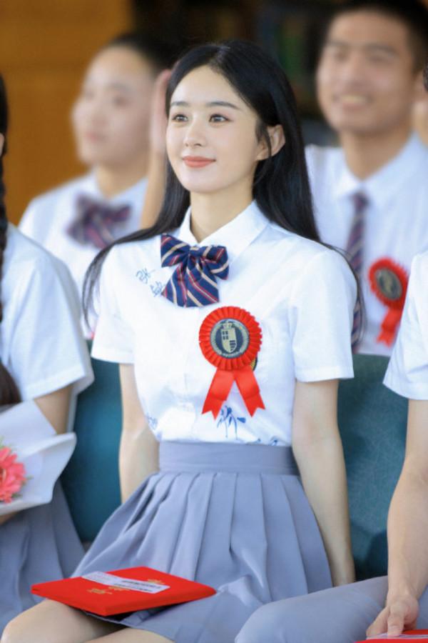 佟麗婭離婚後驚豔綻放！穿中國紅裙出演MV比趙麗穎美，跳舞好唯美