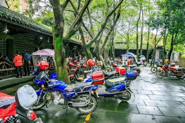 四川人太太太淡定！在“古墓”旁喝茶聊天，2元一杯茶喝得真巴適