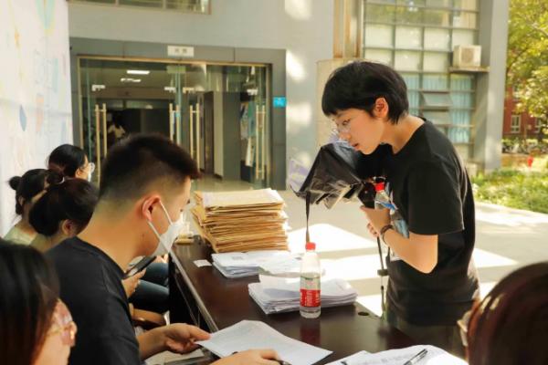 現場直擊！華中師範大學開學了，5000餘名新生報到，黨委書記幫忙搬行李！