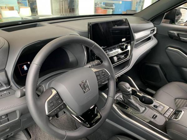 實拍皇冠陸放：豐田版黑武士，內飾精緻，氣場足