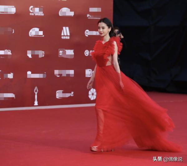 北影節紅毯：佟麗婭好仙，baby完美駕馭大紅裙，鞏俐比耶有點萌
