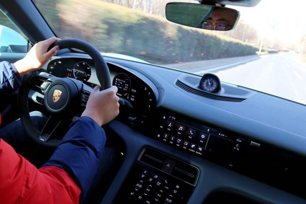 演繹電動、豪華、操控&OpenCurlyDoubleQuote;三重奏&rdquo;試保時捷Taycan 4S