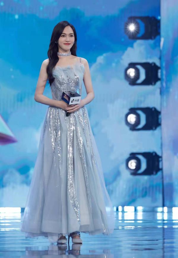 唐嫣的空氣劉海好顯年輕，穿一身黑都搶眼，笑起來甜美似少女