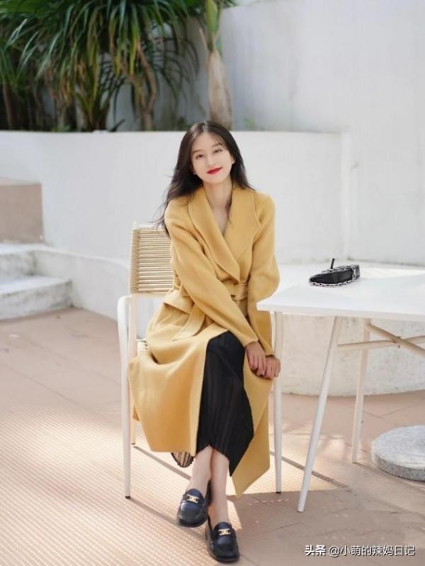 憑什麼秋冬一定要穿黑白灰？最實用的“亮色”搭配指南，請收藏