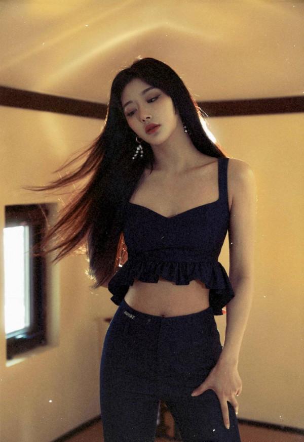 孔雪兒曬秋分寫真 黑色露腰上衣配魚尾褲氛圍感十足