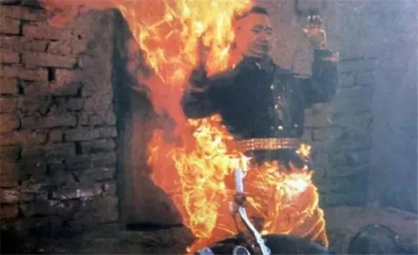 1987年一部合拍動作片，導演親自當替身被火燒，女主角長相驚豔
