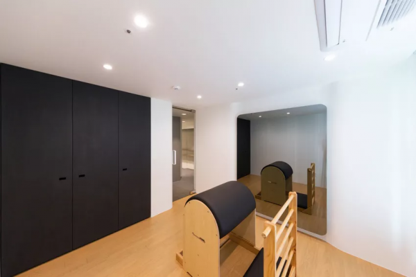 裝修不再“循規蹈矩”，減少傢俱數量，陽光房裡砌花壇過小資生活