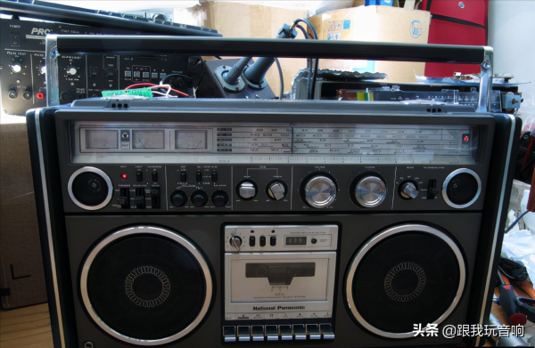 80年代 日本松下推出了一款漂亮的RS-4360行動式收錄機