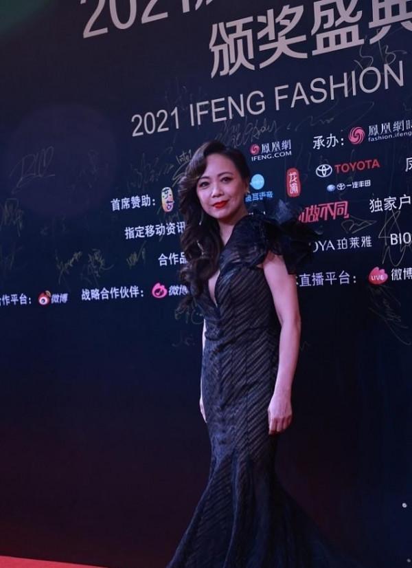 鄧萃雯才是真“風韻猶存”，魚尾裙配波浪發，大女人的氣場蓋不住