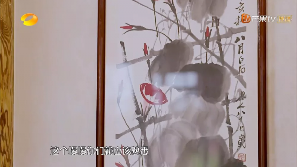 王剛北京四合院曝光，齊白石畫和300年桌子，網友稱：現實版和珅