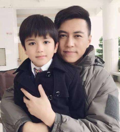 靳東：在父母離異的陰影下長大，離過婚的女人更應該被愛