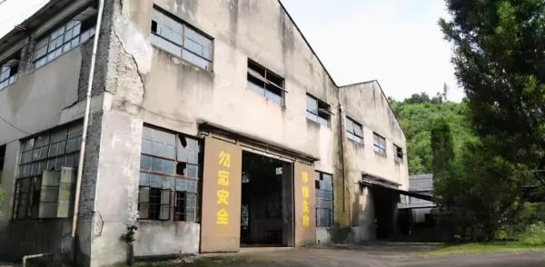 凌源一處軍工廠，規模龐大職工近2萬，曾主要生產火藥，如今荒涼