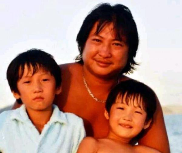 70歲洪金寶三代同堂！身穿紅衣顯精神，去年曾被拍坐輪椅出行