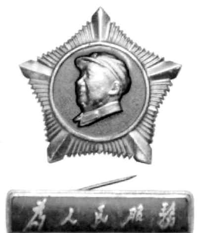 76歲老人收藏5000多枚毛主席像章，2016年開展覽館，拒絕高價收購