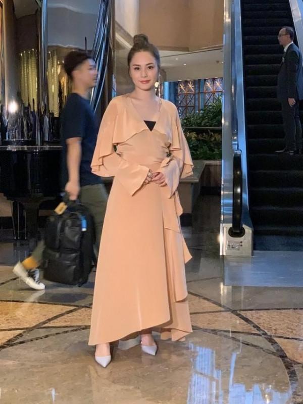 鍾欣潼蔡卓妍同框看得出年齡差別，都穿蕾絲效果不同，保養挺重要