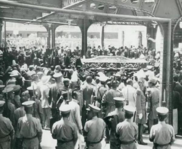 老北京喪禮上的槓夫:三年不開張,開張吃三年 老北京喪禮上的槓夫:三年不開張,開張吃三年