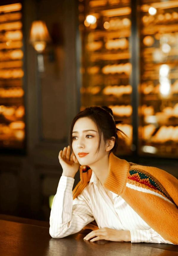 佟麗婭最新造型美回巔峰!穿大地色棉服拍大片,狀態太好像少女 佟麗婭最新造型美回巔峰!穿大地色棉服拍大片,狀態太好像少女