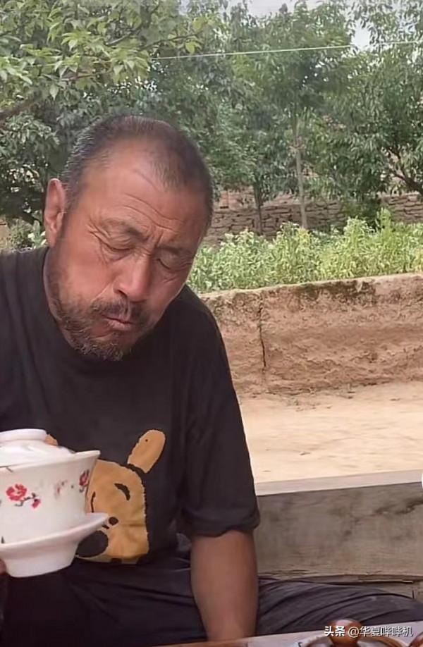 為了博眼球，有人賣慘有人吃板磚，有人卻吃出了儀式感