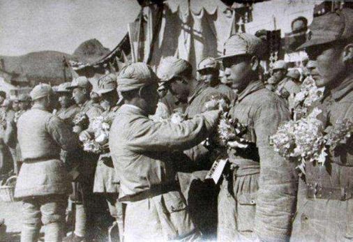 開國中將回家尋親，警衛員向一老乞丐問路，豈料此人正是將軍母親