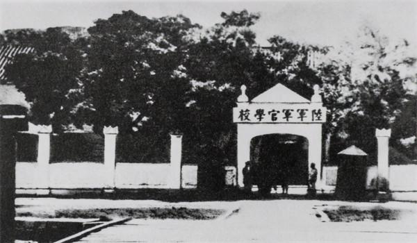 1947年蔣介石秘訪延安，坐矮凳睡毛主席的窯洞，那晚他徹夜未眠