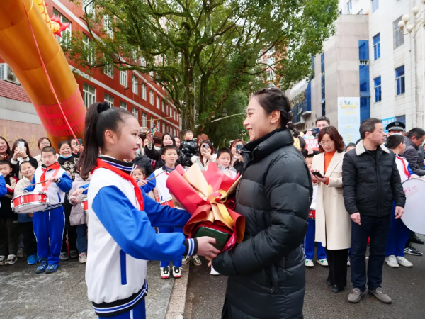 &OpenCurlyDoubleQuote;女飛人&rdquo;葛曼棋回福建老家！縣長出席的表彰大會 在小學母校舉行
