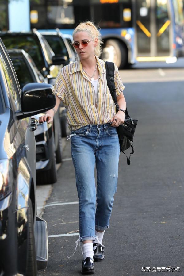 Cara綠色毛衫又暖又靚，Justine青色大衣配牛仔褲減齡有活力