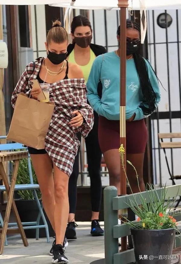 海莉陪比伯打籃球圖，兩人粉色情侶裝，盡顯恩愛