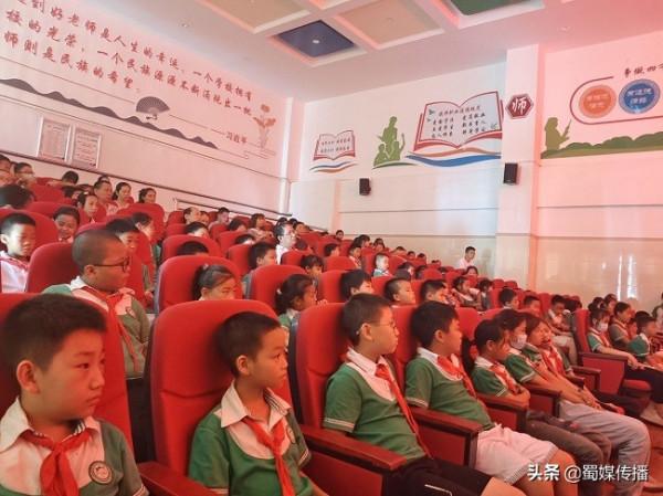 追憶崢嶸歲月 弘揚革命精神——高新區小學校師生觀看紅色電影