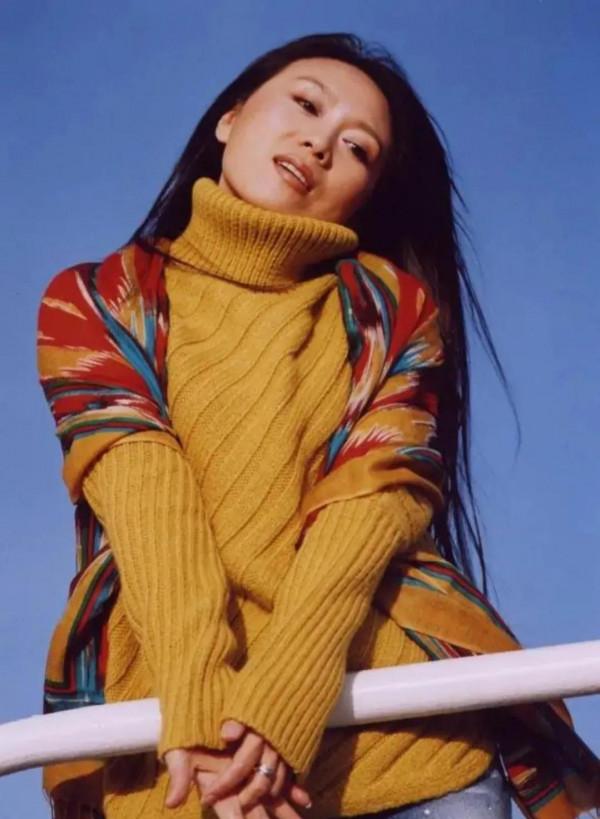 “黃梅歌后”吳瓊：42歲嫁小15歲老公，跟公婆做朋友，59歲似凍齡