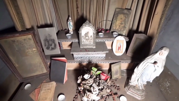 一座古老廢棄的城堡，屋內留下了精美的古董傢俱