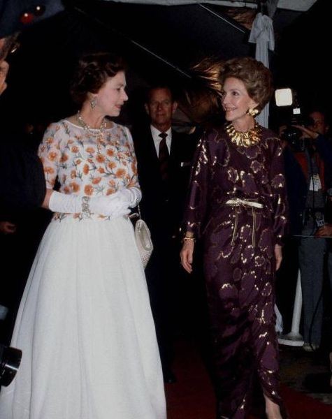 英女王罕見穿碎花白紗裙，在漂亮能幹的撒切爾夫人面前，她也怕輸